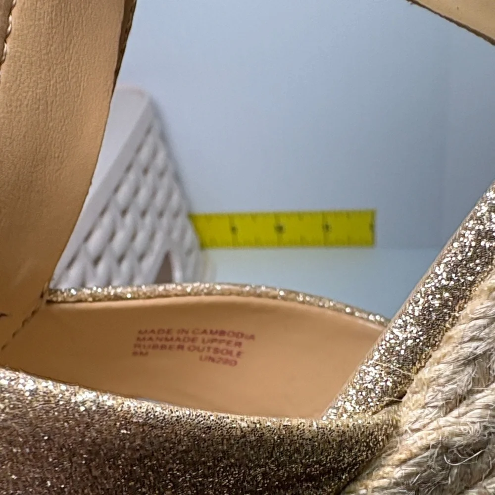 Micheal kors size 8 Sparkling Gold 5”  Wedge zip up‎ Sandals fc5. Stunning!!!